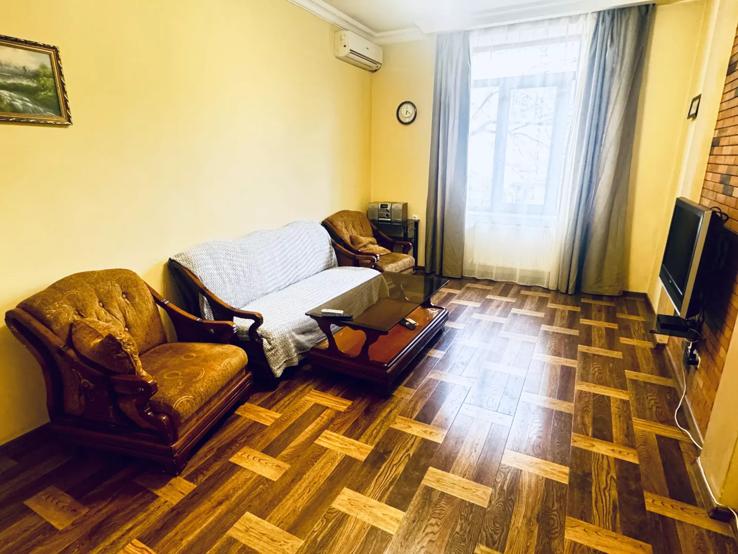 Yerevan Saryan 16