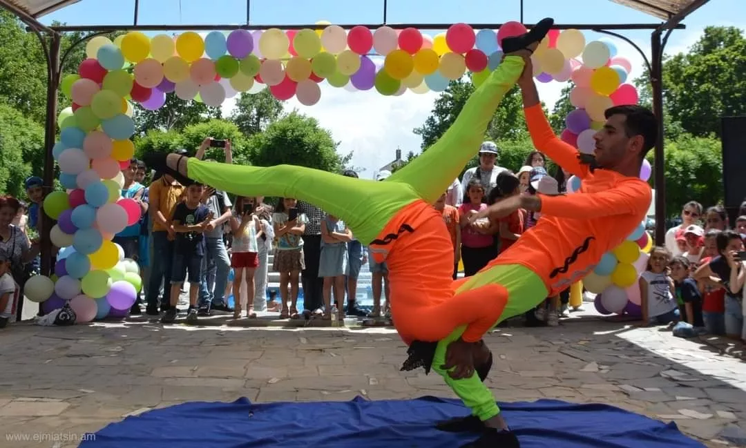 Մանկական շոու ծրագրեր, կրակե շոու, պղպջակ շոու, փրփուր շոու թղթե շոու, բամբակ շոու, թիմբիլդինգ խաղեր