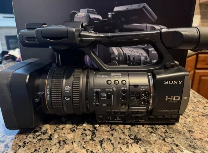 Նոր Sony HDR-AX2000 AVCHD տեսախցիկ