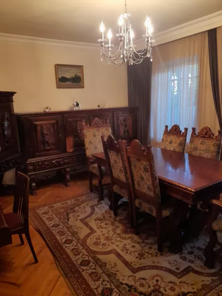 Վարձակալության է տրվում  հարմարավետ և գեղեցիկ  երկհարկանի    առանձնատուն  Երևանի Մոնումենտ թաղամասու