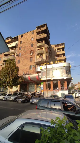 Продается 5-ти комнатная квартира в центре Еревана