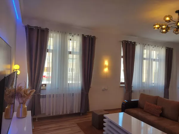 2 հարկանի քարե տուն Շիրակացի փողոց Գյումրի, նոր կառույց նորավոջ դիզայներ