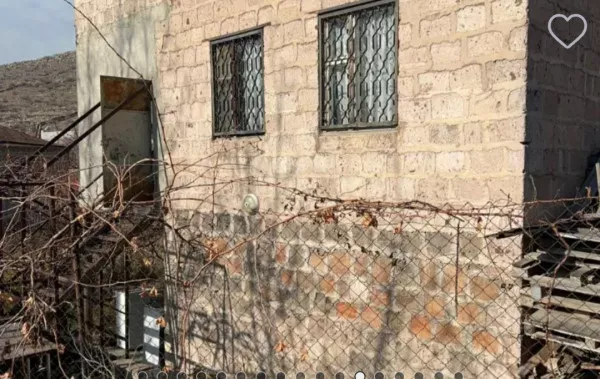 Վաճառվում է Երկու հարկանի քարե տուն Քանաքեռավանում