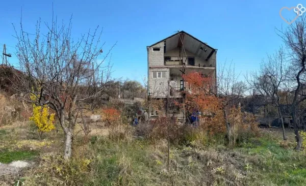 Վաճառվում է Երկու հարկանի քարե տուն Քանաքեռավանում