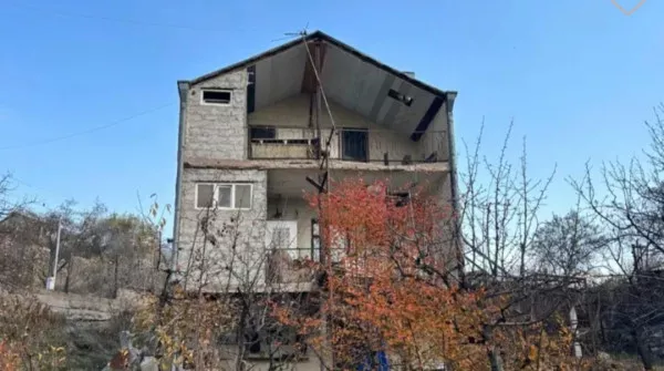 Վաճառվում է Երկու հարկանի քարե տուն Քանաքեռավանում
