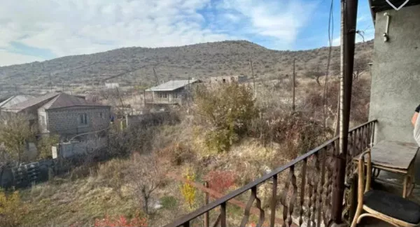 Վաճառվում է Երկու հարկանի քարե տուն Քանաքեռավանում