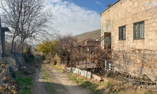 Վաճառվում է Երկու հարկանի քարե տուն Քանաքեռավանում