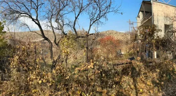 Վաճառվում է Երկու հարկանի քարե տուն Քանաքեռավանում